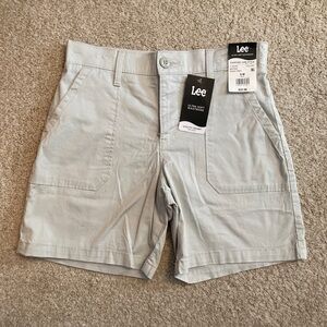 New Lee Women’s Size 18 M Mid Rise 7” Foggy Grey Light Gray Utility Shorts